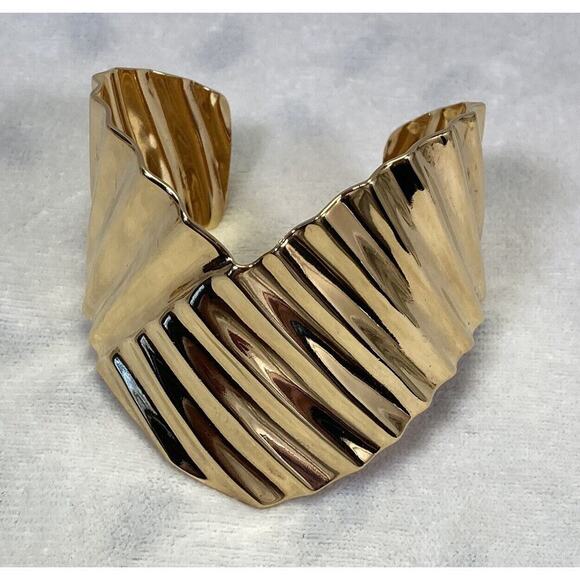 1980s Avon Gold Tone Crinkle Cuff Bracelet and Pierced Earrings Vintage - Picture 2 of 15